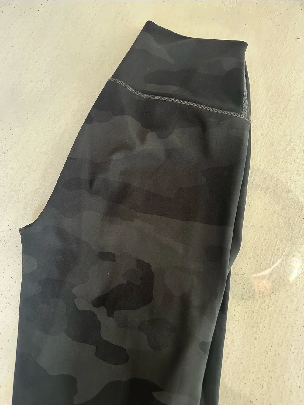ALO Yoga High-Waist Camo Vapor Leggings — Black